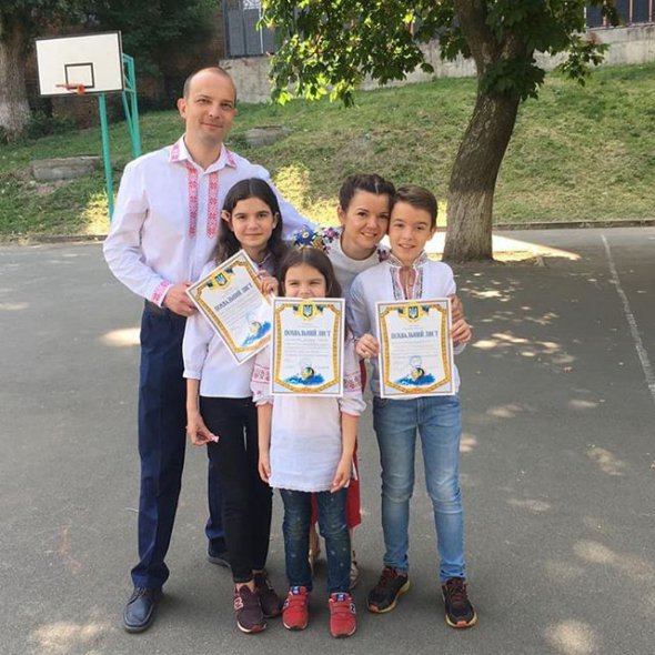 Марічка Падалко має 3-х школярів