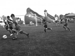 Діти грають у футбол на новому стадіоні у селі Пустоварівка. Його будували місяць за гроші сільради і підприємства ”Колос”