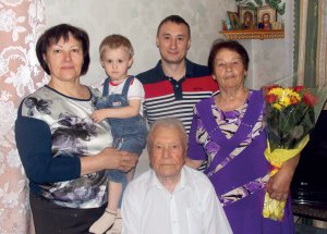 Найстаріший фронтовик Карлівщини Іван Войтенко відзначив 96-річчя. На свято приїхали його донька Лариса, онук Сергій та правнук Назар