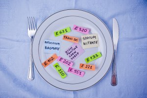 Не всі харчові добавки шкідливі, але існує цілий список небезпечних добавок, яких варто уникати і перевіряти продукти на їх наявність. Фото: ua.depositphotos.com