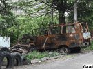 Сгоревший микроавтобус на окраине Марьинки