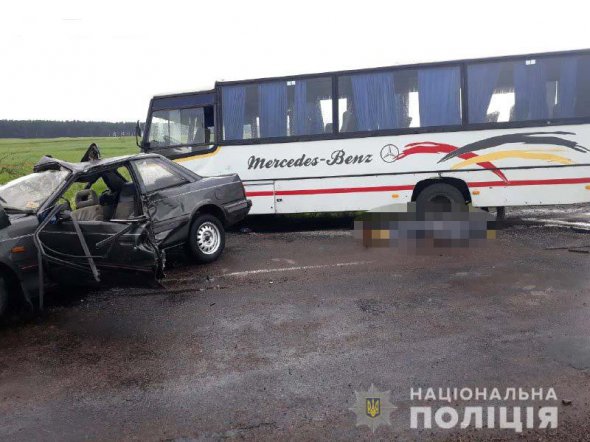 На Рівненщині у зіткненні легковика з маршруткою загинула одна людина