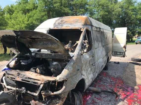 Mercedes-Benz Sprinter втрапив у ДТП селі Збаржівка Погребищенського району. Річка Рось забруднена хімікатами