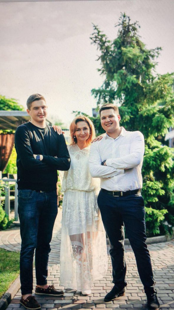 Наталія Бігарі разом із синами 16-річним  Денисом (ліворуч) та 21-річним Владиславом. Старший навчається на лікаря, менший  закінчує школу. Народила їх в один день  з різницею у п’ять років