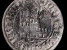 Во Франции под полом дома нашли древние монеты и свадебный кулон