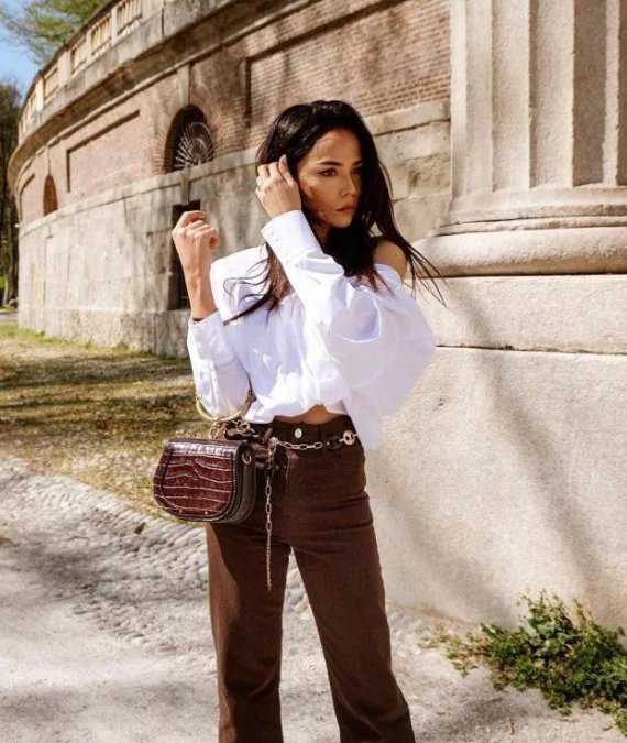 Все еще в тренде разного рода сборки: на рукавах, груди, юбки.  Относительно цветов, то актуальными будут пастельные оттенки: бледно-розовый,-голубой, желтый и их сочетание с серым цветом