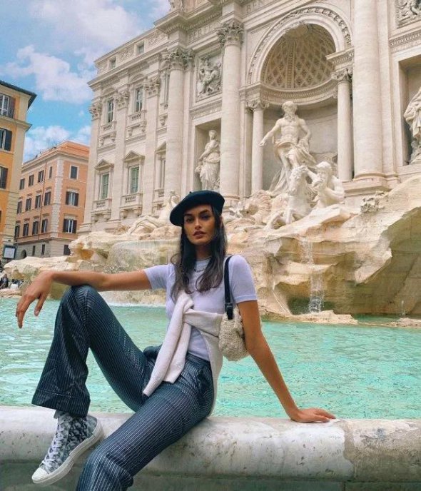 Альтернативой скинни можно выбрать свободные брюки прямого покроя или расширенные книзу.  Следует помнить о контрасте форм: если узкий верх, обязательно надеть свободный низ, и наоборот. Поэтому кроп-топы стоит заменить на более длинные майки и футболки