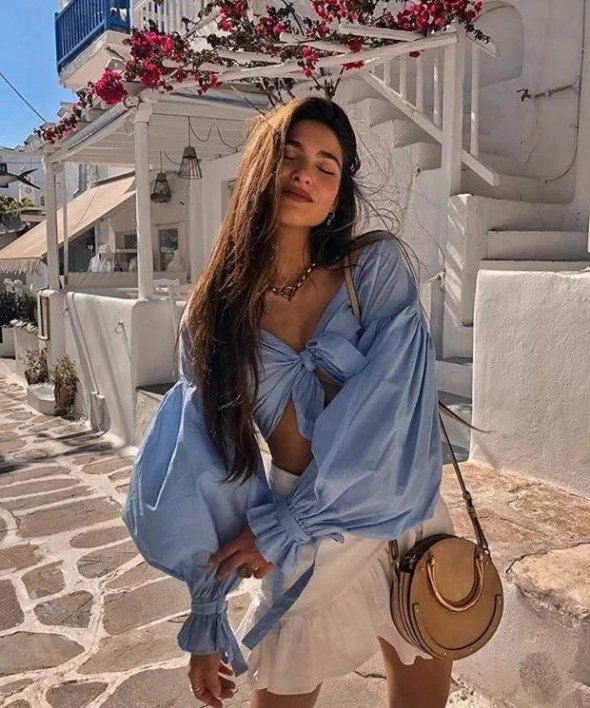 Объемные рукава, собранные на запястье, не перестают быть модными уже много сезонов подряд