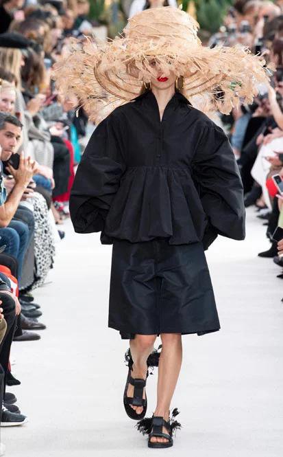 Важнейший тренд - это комфорт. Узкая одежда или синтетические ткани давно вышли из моды. Овер-сайз на пике моды