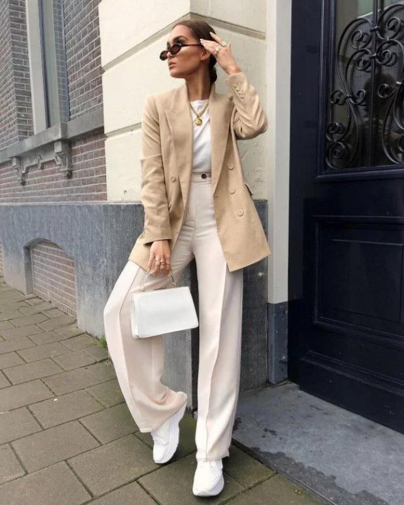 Також все ще у тренді різного роду зборки: на рукавах, грудях, спідниці.  Щодо кольорів, то актуальними будуть пастельні відтінки: блідо-рожевий, -блакитний, -жовтий та їхнє поєднання із сірим кольором.