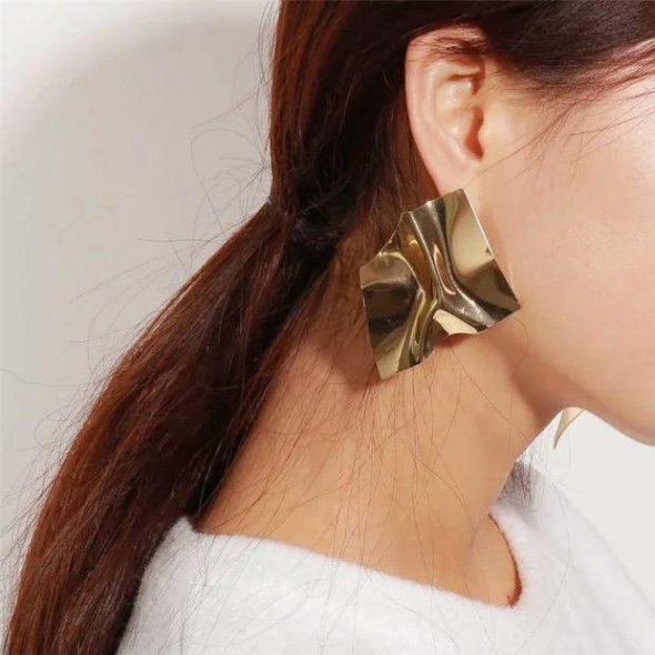 Сейчас актуальна открытая шея и освобождения от избытка тканей. Массивные украшения подчеркнут образ