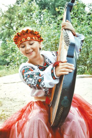 Маргарита Костеньова грає на бандурі, фортепіано та віолончелі. Перший музичний твір написала у 8 років