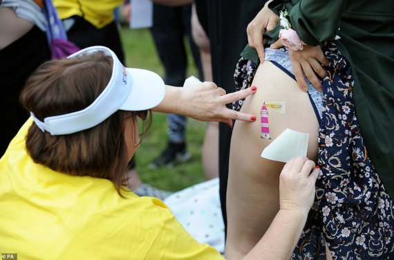 Дві тисячі голих жінок взяли участь у благодійному запливі заради боротьби зі раком. 