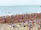 Две тысячи голых женщин приняли участие в благотворительном заплыве ради борьбы с раком.