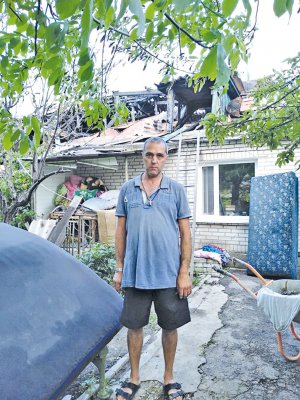 43-річний Іван Кононенко стоїть біля свого спаленого будинку у центрі Білої Церк­ви на Київщині. На його ремонт грошей не має