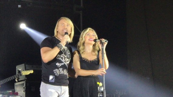 Олег Винник с женой Таисией Сватко выступают на концерте