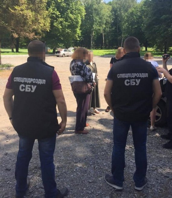 У Хмельницькому затримали жінку, яка намагалася продати у сексуальне рабство 15-річну доньку