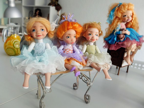 Оксана Сальникова робить ляльок із пластику для запікання. Обличчя їм розписує пастельними фарбами чи косметикою – тінями та рум’янами