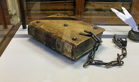 Средневековые книги хранили на железных цепях