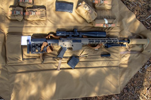 Самозарядный карабин UAR-10 изготавливается украинской фирмой "Зброяр". Созданный на базе американской винтовки AR-15 / M-16 под патрон калибром 7,62х51 NATO. Комплектуются американскими оптическими прицелами Vortex или Bushnell
