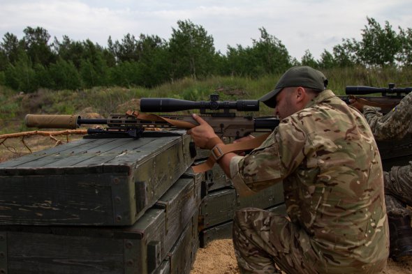 Бійці стріляють з незручних положень працюючи вдвох