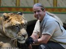 5-летний Аполлон весит более 340 кг и является уникальным. Его отец и мать белые лев и тигр