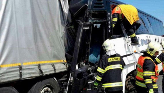 Школьный автобус врезался сзади в фуру на автомагистрали на востоке Чехии