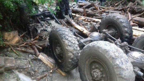 В Тячевском районе на Закарпатье грузовик ЗИЛ-131 слетел с дороги в горную реку. Погибли 5  людей