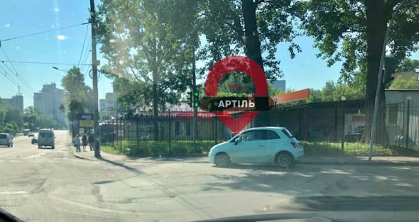 В Киеве водитель оставил свой автомобиль Fiat прямо под светофором на перекрестке улиц