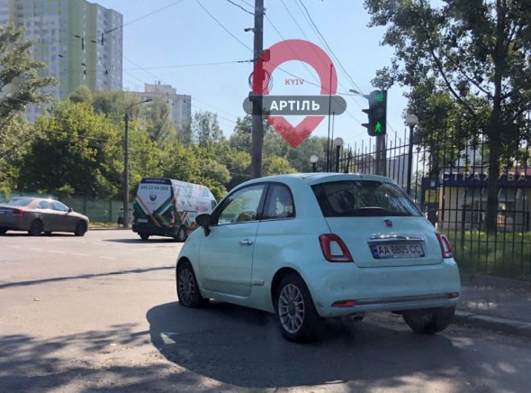 В Киеве водитель оставил свой автомобиль Fiat прямо под светофором на перекрестке улиц