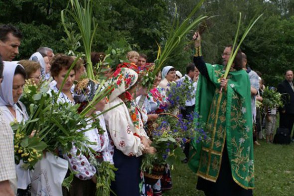 На Троицу в храмах проводят Божественную литургию