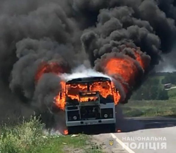 В селе Оленевка Козельщинского района Полтавской области во время движения загорелся маршрутный автобус сообщением Верхние Плавни - Кобеляки.