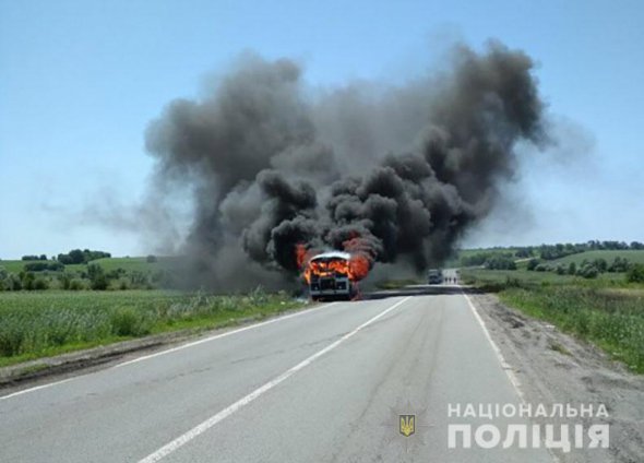 В селе Оленевка Козельщинского района Полтавской области во время движения загорелся маршрутный автобус сообщением Верхние Плавни - Кобеляки.