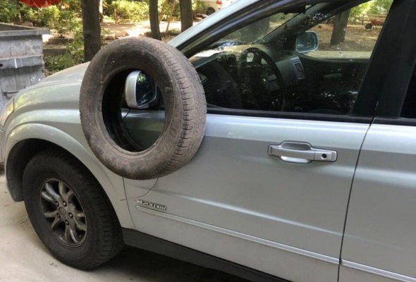 У Києві  "герою парковки" причепили на дзеркало автомобільну шину