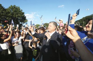 Лідер партії ”Європейська солідарність” Петро Порошенко фотографується з українцями, які прийшли в центр Києва святкувати другу річницю безвізового режиму України з ­Є­вросоюзом