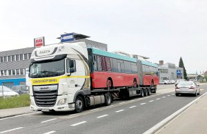 Вантажівка везе вживаний двосекційний тролейбус у Чернівці. 10 таких машин місто закупило у Швейцарії. Один коштує майже два мільйони гривень