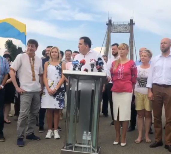 Саакашвілі вів трансляцію у Facebook.
