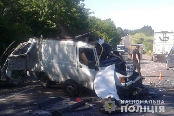 В Тернопольской области в смертельном столкновении сошлись грузовик и бус. Водитель последнего - погиб
