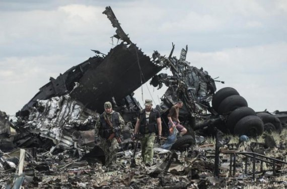 Остатки сбитого самолета Ил-76 в Луганске. Тогда погибли 49 украинских военных