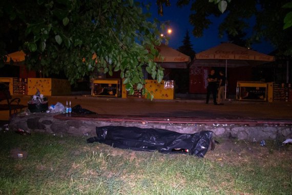 В Киеве недалеко от станции метро Гидропарк посреди улицы умер мужчина