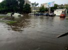 Новомосковськ на Дніпропетровщині накрила негода. Злива перетворила вулиці на ріки. Вітер валив дерева