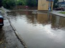 Новомосковськ на Дніпропетровщині накрила негода. Злива перетворила вулиці на ріки. Вітер валив дерева