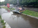 Новомосковськ  на Дніпропетровщині накрила негода. Злива перетворила вулиці на ріки. Вітер валив дерева