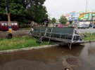 Новомосковськ на Дніпропетровщині накрила негода. Злива перетворила вулиці на ріки. Вітер валив дерева