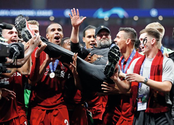 Футболісти ”Ліверпуля” качають тренера команди Юргена Клоппа після перемоги  в Лізі чемпіонів. Клуб ушосте здобув трофей