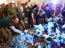 Школярі подарували львівським десантникам інсталяцію бою за Луганський аеропорт