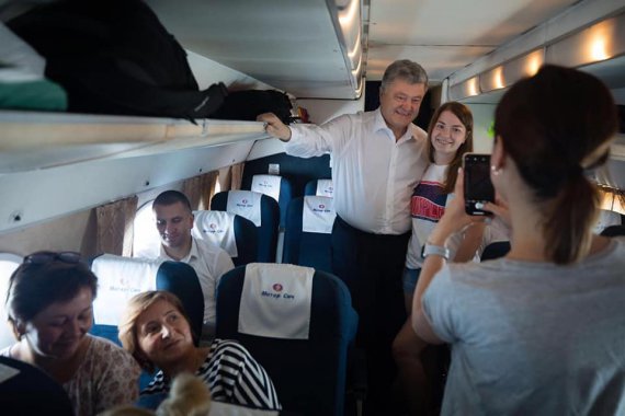 Петр Порошенко полетал эконом-классом на авиарейс Киев-Львов