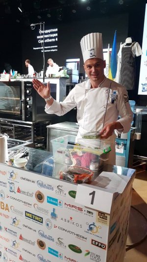 Тарас Мойстренко на конкурсі готував рибну і м’ясну страви, десерт. Кар’єру кухаря розпочав п’ять років тому