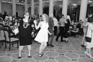 Письменниця Ольга Мігель (у темній сукні) танцює на вечірці після церемонії ”Коронації слова”. За фентезі-роман ”Мисливці за міськими легендами” отримала спеціальну відзнаку: вибір видавця