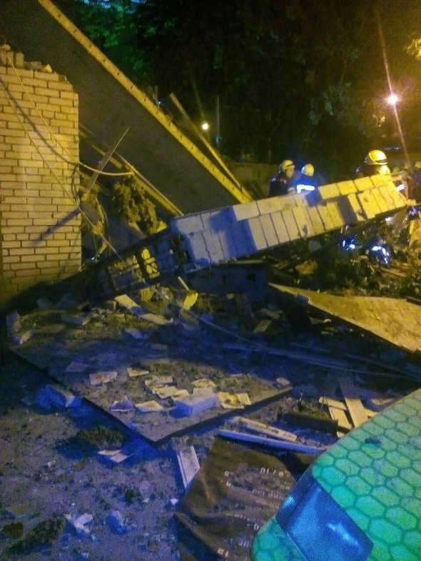 Внаслідок вибуху на вул. Тургенівська, 16 були зруйновано три гаражі і газову трубу